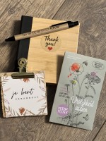 mooi kadootje als bedankje voor juf of meester of ...
memeoblaasjwes houder van bamboe met pen en klembordje en zaadjes ( vrolijkheid zaaien) memo blaadjes in bamboe houder met tekst naar wens incl pen